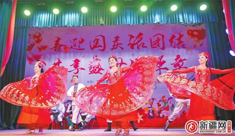 保安疑似冷得发抖,售楼处回应:在活动手脚